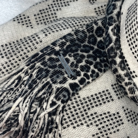 Micheal Kors Scarf 🧣 - Picture 4 of 5